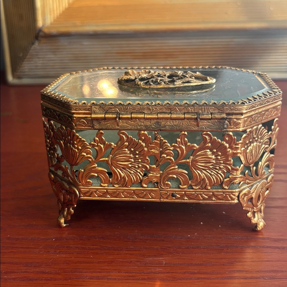 Elegant Gold and Glass Jewelry Box Matson - Picture 6 of 6